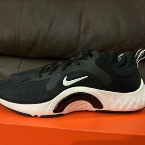 Nike renew in season Black and White Sneakers brand new in box women’s size 5